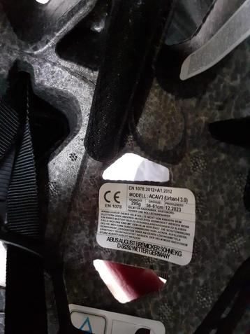 Abus fietshelm beschikbaar voor biedingen