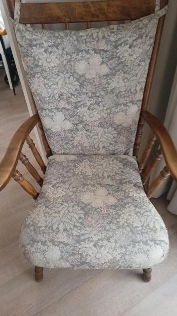 Gratis 2 Ouderwetse Houten Stoelen - Sittard beschikbaar voor biedingen
