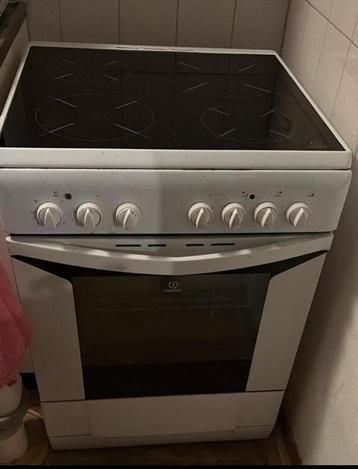 Indesit Keramisch Fornuis goedwerkende beschikbaar voor biedingen