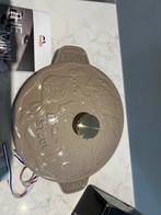 Nieuwe Staub ovenschaal met deksel 20 cm Sesam, Huis en Inrichting, Keuken | Potten en Pannen, Gietijzer, Nieuw, Ophalen of Verzenden