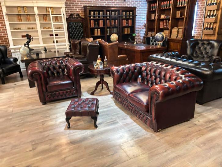 Antiek Rode Chesterfield Bank - fauteuil - voetenbank set, Antiek en Kunst, Antiek | Kantoor en Zakelijk, Ophalen