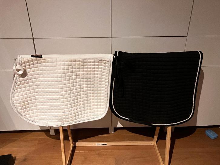 Twee dressuur dekjes – wit en zwart – EJ, Dieren en Toebehoren, Paarden en Pony's | Hoofdstellen en Tuigage, Zo goed als nieuw