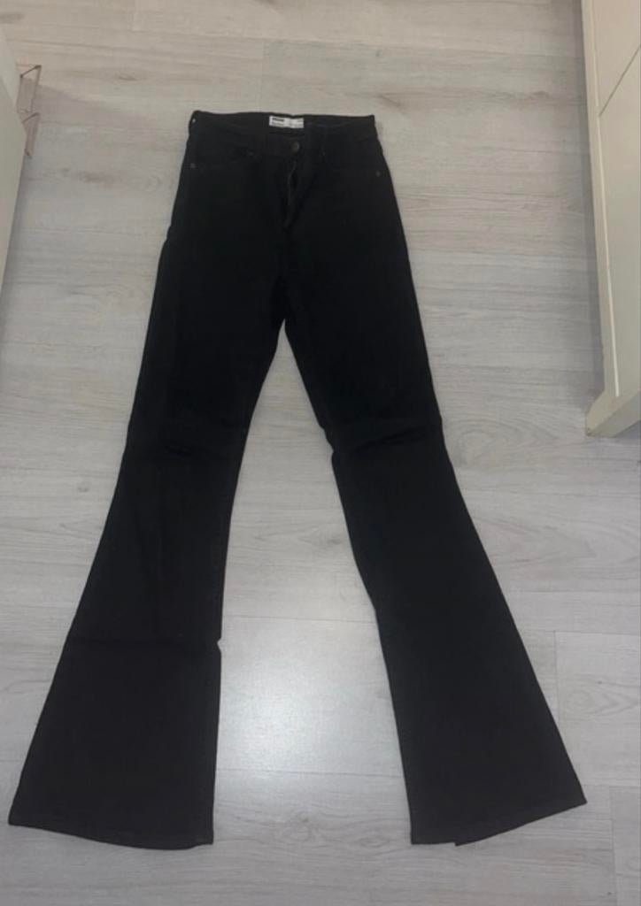 Bershka flared jeans zwart maat 34, Ophalen of Verzenden, Zo goed als nieuw, Zwart, W27 (confectie 34) of kleiner
