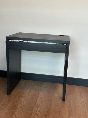 Bureau en bureaustoel beschikbaar voor biedingen