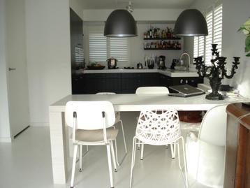 Witte eettafel met Corian blad beschikbaar voor biedingen