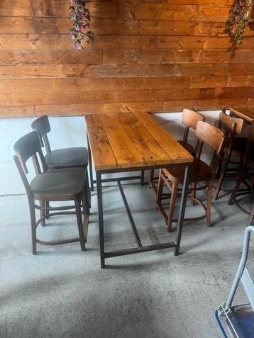 Tafel (eiken) halfhoog met 4 houten krukken beschikbaar voor biedingen