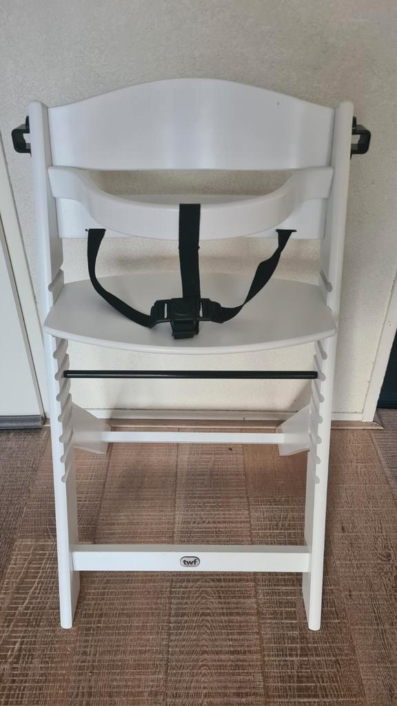 Witte Boris meegroei kinderstoel van TWF, Kinderen en Baby's, Kinderstoelen, Gebruikt, Meegroeistoel, Afneembaar eetblad, Gordel(s)