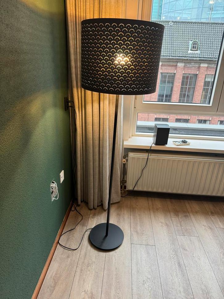 Nymö Staande Lamp - Stijlvol Design, Huis en Inrichting, Lampen | Vloerlampen, Zo goed als nieuw, 150 tot 200 cm, Metaal, Ophalen of Verzenden
