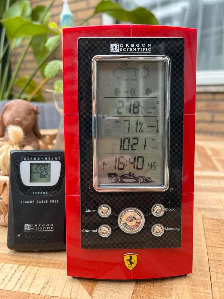 Oregon Scientific Ferrari Weerstation - Zo Goed Als Nieuw, Audio, Tv en Foto, Weerstations en Barometers, Zo goed als nieuw, Weerstation