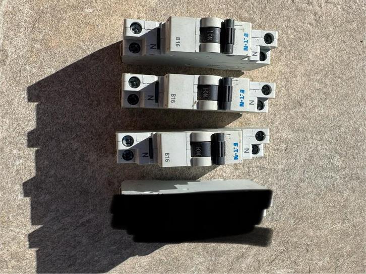 3x Eaton installatieautomaat B16 – 230V, Hobby en Vrije tijd, Elektronica-componenten, Gebruikt, Ophalen of Verzenden