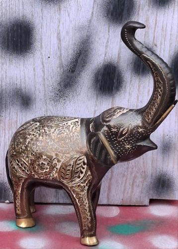Olifant. Messing/messing gravure. Olifant.  India.  28 cm. beschikbaar voor biedingen