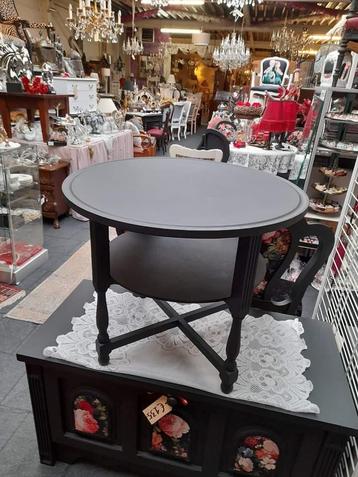 Zeer nette mat zwarte kleine salon tafel beschikbaar voor biedingen