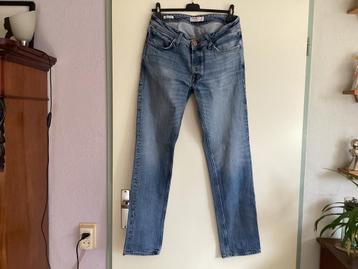 Mannenjeans beschikbaar voor biedingen