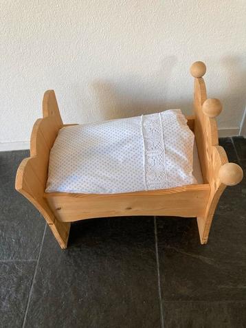 Poppenbedje stevig hout met dekbedje! beschikbaar voor biedingen