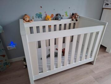 Complete babykamer; ledikant-2 deurs kast- commode beschikbaar voor biedingen