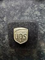 Pin van UPS United Parcel Service (dasspeld) in doosje, Verzamelen, Speldjes, Pins en Buttons, Ophalen, Zo goed als nieuw, Merk