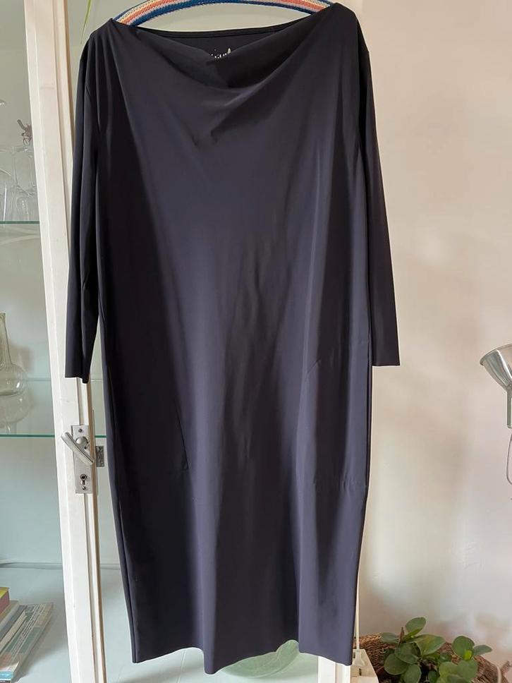 Lange blauwe jurk met boothals XL/XXL TRVL dress Zenggi, Kleding | Dames, Grote Maten, Zo goed als nieuw, Jurk, Blauw, Ophalen of Verzenden