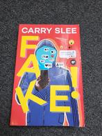 Fake - Carry Slee, Boeken, Humor, Ophalen of Verzenden, Zo goed als nieuw