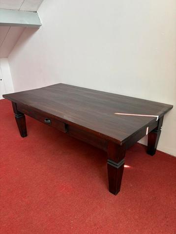 Robuuste houten salon tafel met lade beschikbaar voor biedingen