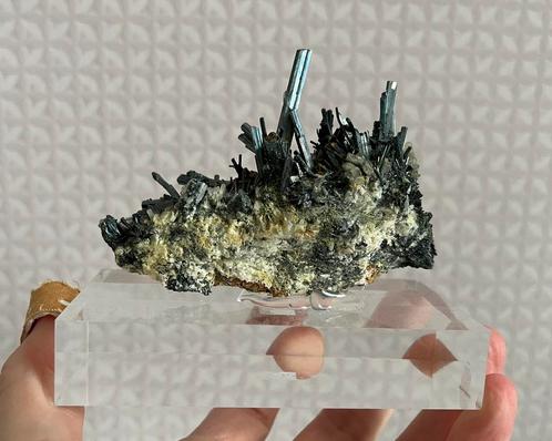 Stibniet (iriserend) met bariet en stibiconiet, Verzamelen, Mineralen en Fossielen, Mineraal, Ophalen of Verzenden