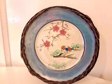 Vintage decoratieve bord met vogel en bloemen beschikbaar voor biedingen