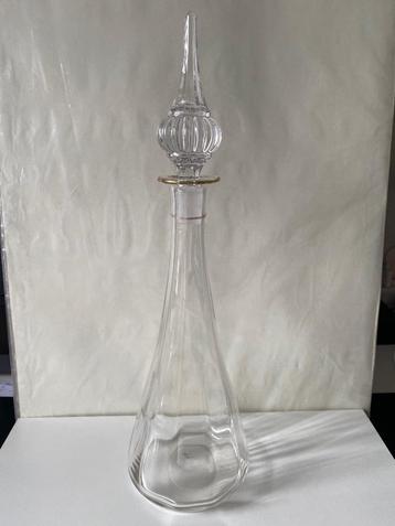 Karaf met sierlijke stop beschikbaar voor biedingen