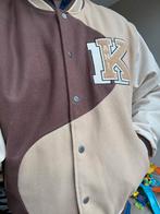 Karl Kani Jas Retro Patch Wavy Block College NIEUW!, Maat 52/54 (L), Bruin, Nieuw, Ophalen of Verzenden