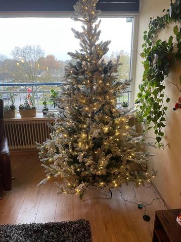 Kerstboom met lampjes ingebouwd en sneeuw beschikbaar voor biedingen