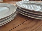 wit met bloemenreliëf en zilverkleurig randje, Huis en Inrichting, Keuken | Servies, Ophalen, Zo goed als nieuw, Bord(en), Overige stijlen