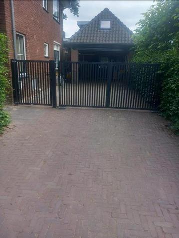 Lamellen poort met looppoort, hekwerk zwart (elektrisch kan) beschikbaar voor biedingen