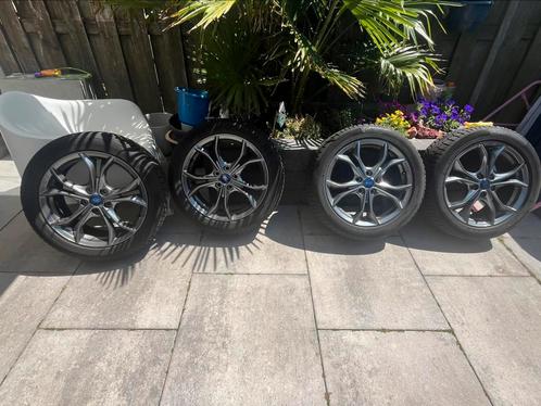 Winterbanden 17 inch Ford Focus IV st-line, Auto-onderdelen, Banden en Velgen, Banden en Velgen, Winterbanden, 17 inch, 215 mm
