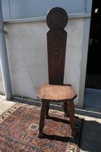 Bijzondere antieke houten stoel / kruk met hoge rugleuning., Ophalen