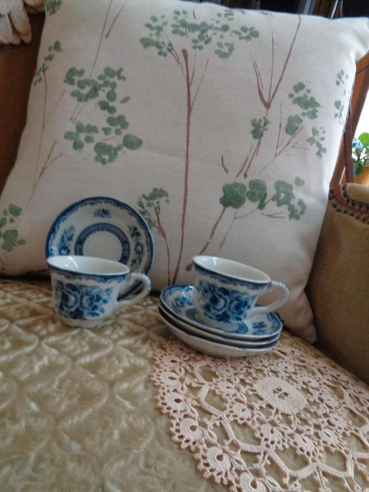 2 Brocante Kopjes en 4 Schotels van Blue Rose ** Mimosa **, Antiek en Kunst, Antiek | Servies los, Ophalen of Verzenden