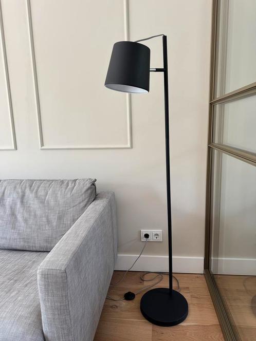 Zwarte vloerlamp Zuiver Buckle Head, Huis en Inrichting, Lampen | Vloerlampen, Zo goed als nieuw, 150 tot 200 cm, Metaal, Ophalen