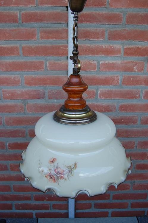 Retro Hanglamp met wit glazen kap, Huis en Inrichting, Lampen | Hanglampen, Zo goed als nieuw, 50 tot 75 cm, Glas, Hout, Ophalen