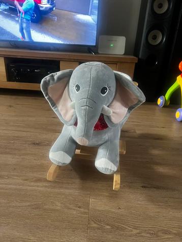 Schommel olifant beschikbaar voor biedingen
