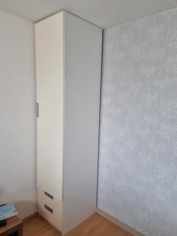 Smalle hoge kledingkast