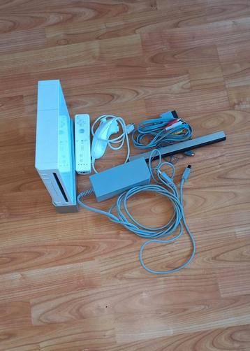 Witte Wii RVL-001 met kabels en controller  beschikbaar voor biedingen