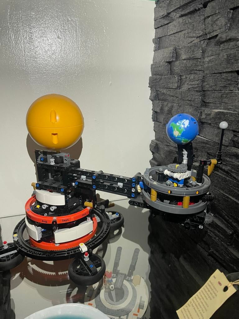 Lego earth in orbit 42179, Ophalen, Zo goed als nieuw