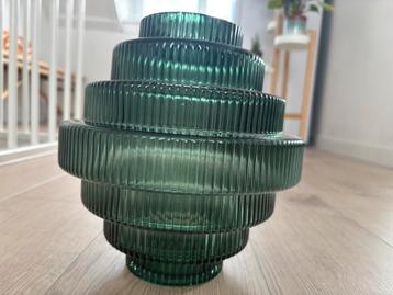 Prachtige groene vaas beschikbaar voor biedingen