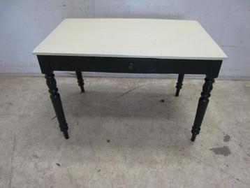 Brocante eettafel met laatje, hoog 73, breed 108, diep 68 beschikbaar voor biedingen