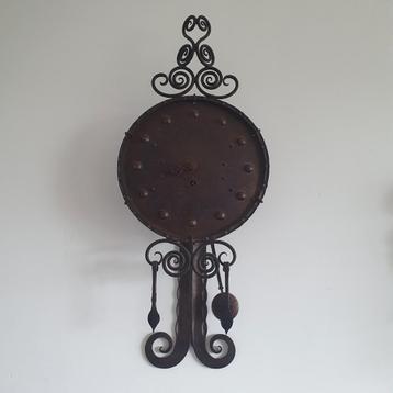 Fraaie handgesmede Amsterdamse school klok. Winkelman? beschikbaar voor biedingen