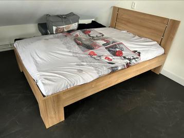 Tweepersoonsbed 160x200 incl lattenbodem en matras beschikbaar voor biedingen