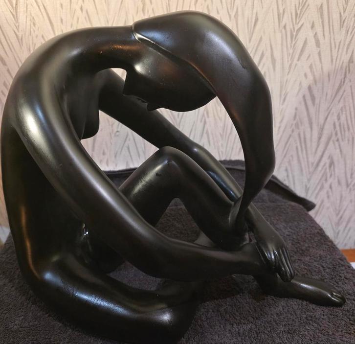 Zwart design beeld van een zittende vrouw, Antiek en Kunst, Kunst | Beelden en Houtsnijwerken, Ophalen of Verzenden