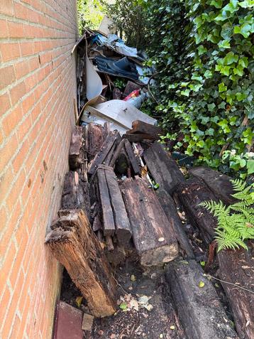 Stapel hout, met wat oud ijzer als bonus.. GRATIS beschikbaar voor biedingen