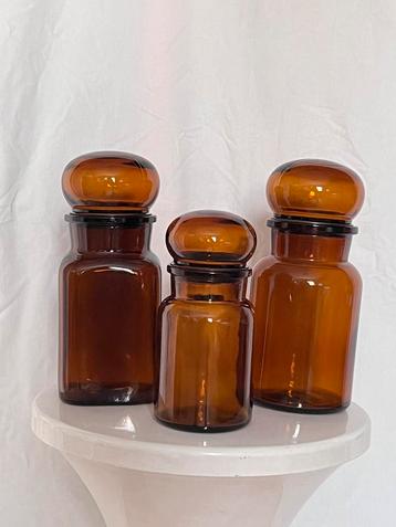 3 vintage voorraadpotten / apothekerspotten met stolp beschikbaar voor biedingen