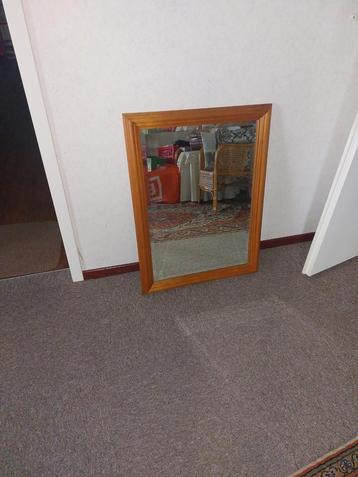 Halspiegel 80x60 cm met houten frame beschikbaar voor biedingen