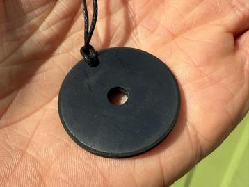 Shungite shungiet hanger donut mineralen beschikbaar voor biedingen