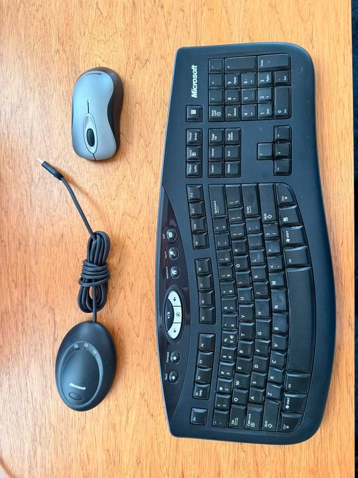 Microsoft Wireless Keyboard 2000 + optische muis, Computers en Software, Toetsenborden, Zo goed als nieuw, Ophalen of Verzenden