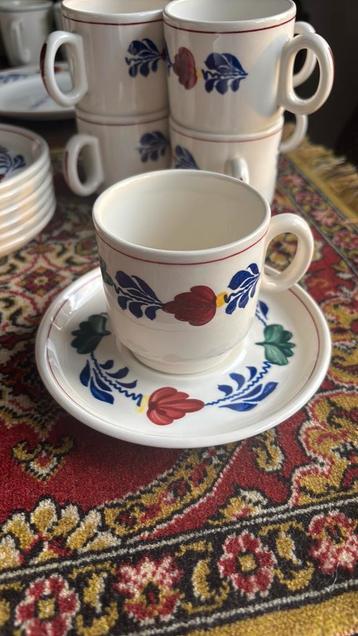 7 kopjes met bijbehorende schoteltjes boerenbond beschikbaar voor biedingen